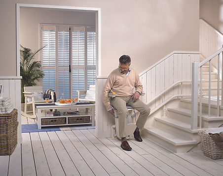 MAN-FIXING-SEAT-OTO-NA