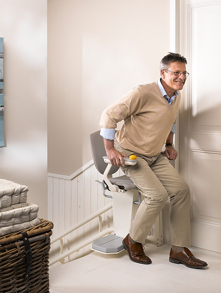 OTO-STAIRLIFT-NA_MAN-GETTING-OFF-LIFT